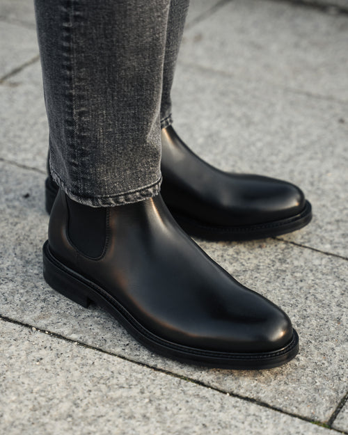 Men’s black leather Chelsea Boots | Velasca